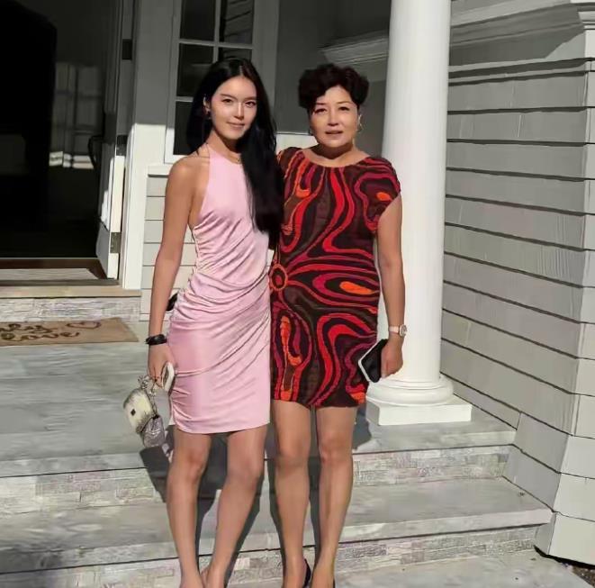 李咏遗孀哈文和女儿，在美国的大房子前合影这样看才看出来，哈文年轻时候绝对是个大