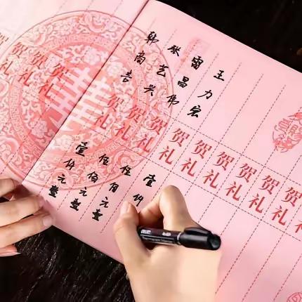 一个女子问，她结婚时，婚礼上婆婆收的红包没有给她，这让她很生气，想问问大家，婚礼