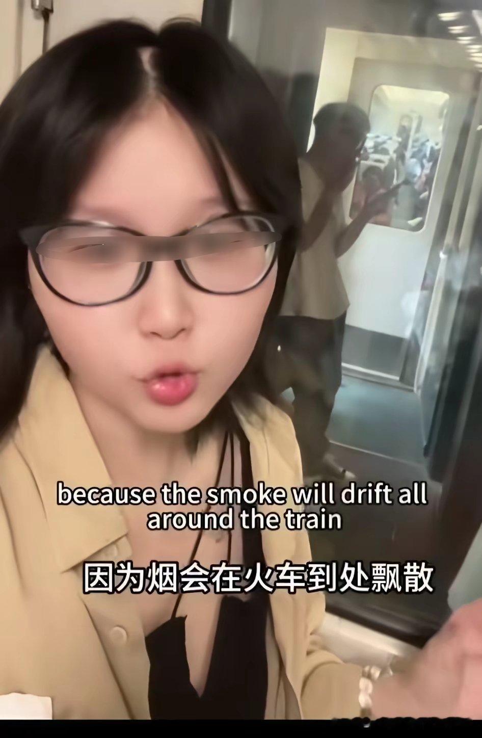 最近有个视频挺火。火车过道有人抽烟，一女子举报，全程飙英语，说什么“can't