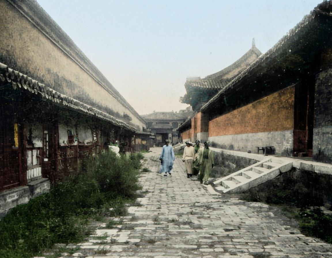 1900—1901年，八国联军占领北京期间，紫禁城近光北门向北望去的一条宫道，走