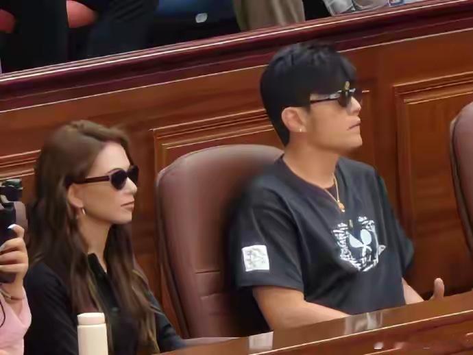 观战“师父”，周杰伦昆凌夫妇现身上海大师赛助威张之臻比赛10月7日，上海大师赛第