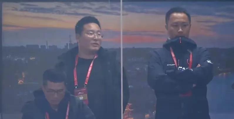 邵佳一亲眼目睹中国U22国青0比1输越南U22，估计邵佳一心里是七上八下了，心里