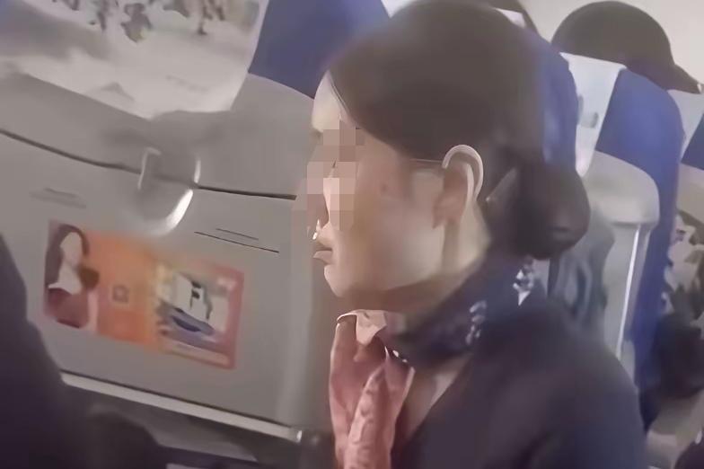 东航空姐下跪事件说明：欺软怕硬的刁难者，不能靠息事宁人惯出来！东航空姐下跪这