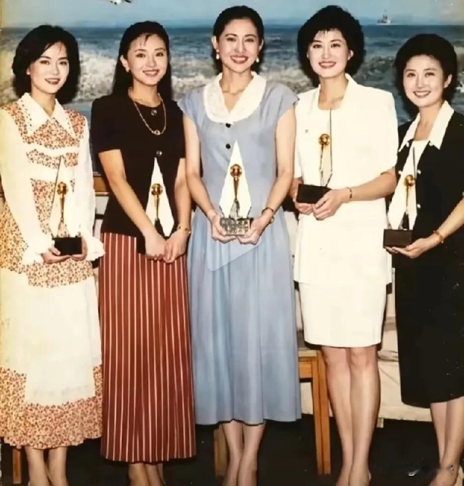 1994年，鞠萍28岁，杨澜26岁，倪萍35岁，敬一丹39岁，高丽萍那时候还在山