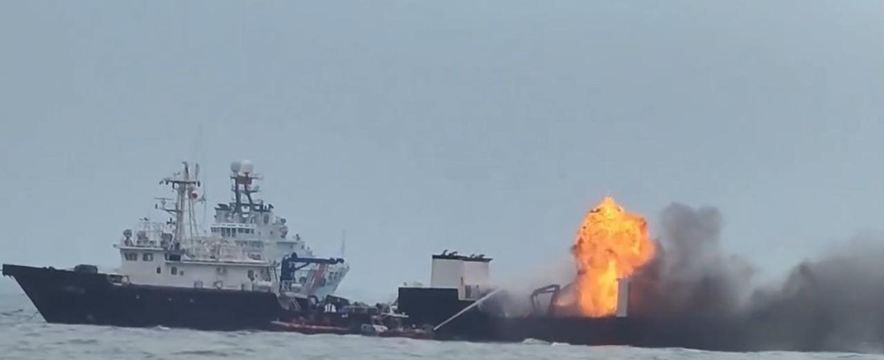 菲船疑似猛烈爆炸起火，数艘小船赶来喷水施救，中方海警船一旁巡弋！最近，网上