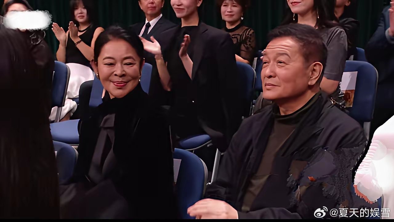 67岁的倪萍和70岁老公杨亚洲共同出席亚洲金鹰奖现场，夫妻俩坐在台下彼此相望，眼