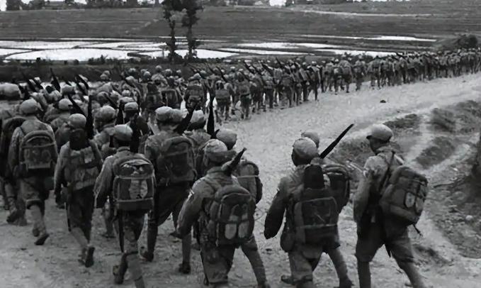 1946年，6000解放军被三万敌人包围，旅长吴诚忠背水一战，万分紧急之时，胡之