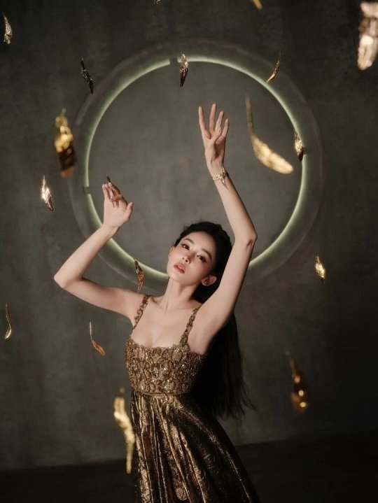 娜扎今天线下造型貌美比起华丽隆重的红毯装扮，更喜欢娜扎线下这种松弛自在的模样。妆