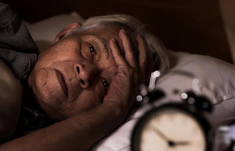 10点睡觉是错误的？医生建议：过了63岁，睡觉尽量要做到这6点以为晚上十点准