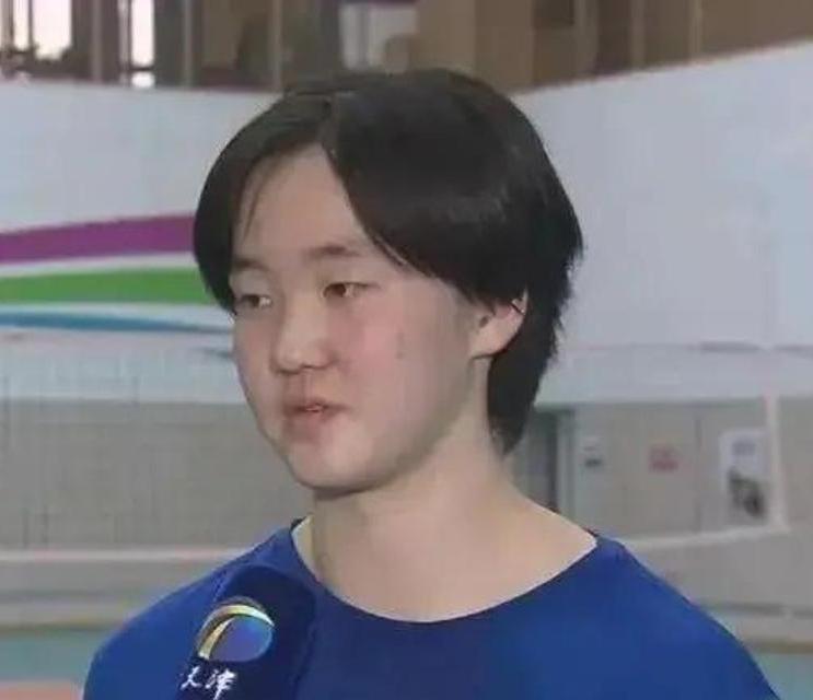 天津女排自由人孙婉鋆在与福建女排的比赛中发挥非常出色，比赛中这孩子非常有灵性，基
