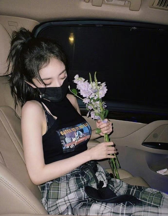 看了杨幂才知道原来维密内衣还可以这样穿！​​​