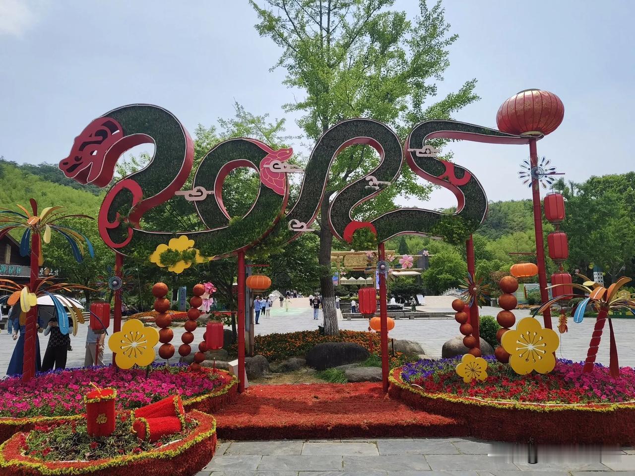 趁五一假期去了一趟江苏宜兴竹海，也是江南竹海，令人感叹的是不仅风光优美，同时震撼