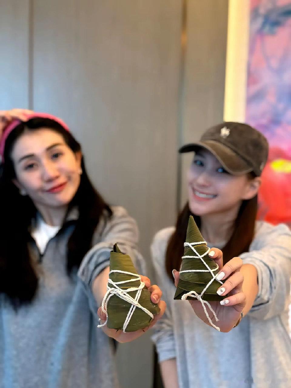 窦骁估计想离婚的心都有了！?端午佳节，何超莲直接晒动态给大家分享了一波豪门家