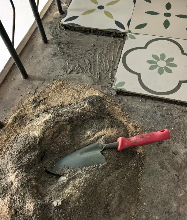 闺蜜花5万做的通铺，入住半年就开裂！找瓦工返修，人家说“瓷砖热胀冷缩，跟我没关系