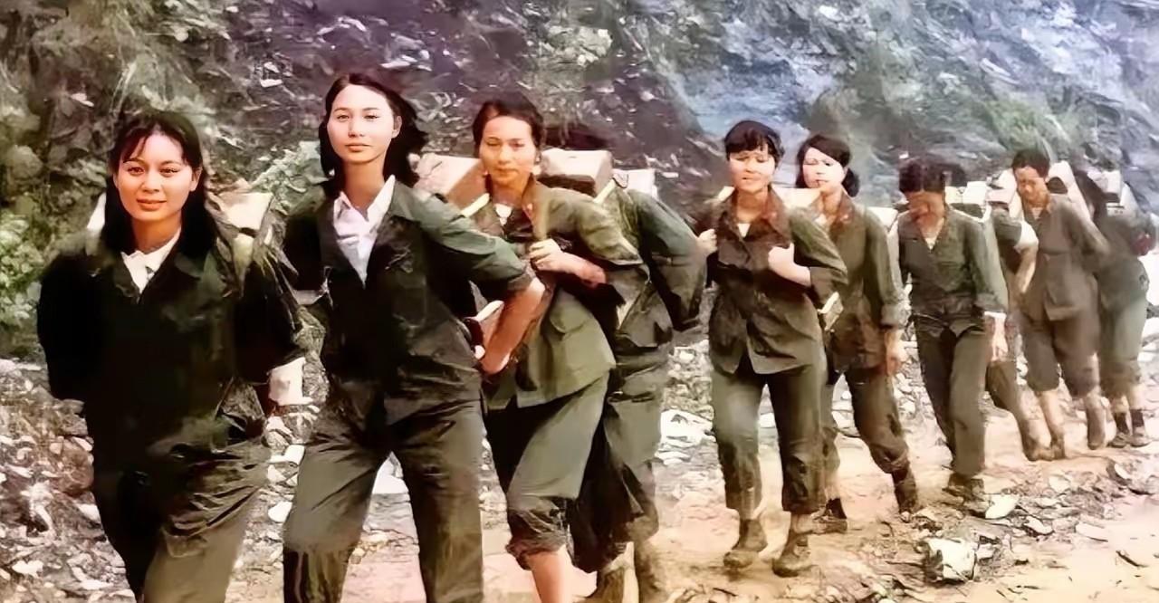上世纪80年代，老山前线激战正酣，这些女战士在运送物资。她们背着沉重的弹药和生