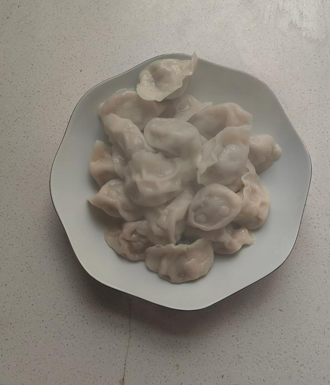 冬至遇上周末，正好休息，给自己安排了包饺子！一早逛菜场选了五花肉，回来剁馅开始包