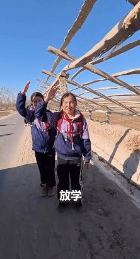 “没想到上人民日报了！”1月12日，一男子和朋友去新疆旅游，在经过一段小路时，发