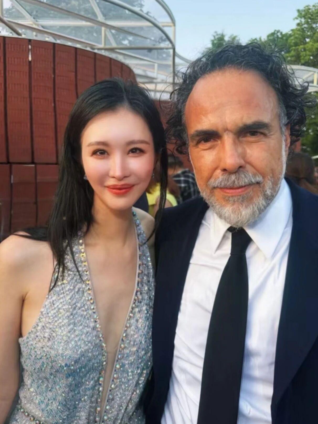 王石娇妻独自现身伦敦晚宴，深V长裙秀身材！王石在国内疯狂健身、搞事业，娇妻田