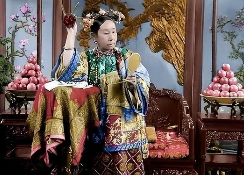 慈禧睡觉有多变态，一晚上要累坏10几个太监宫女，慈禧每天晚上九点入睡，凌晨3点起
