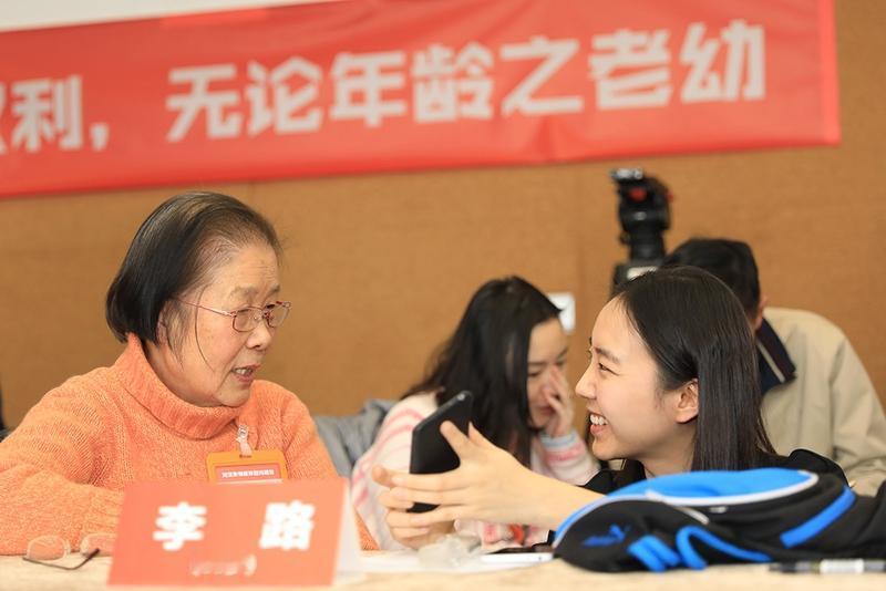 炸翻热搜！59岁阿姨冒死生二胎，坦言女儿定居国外太寂寞，网友吵翻了家人们刷