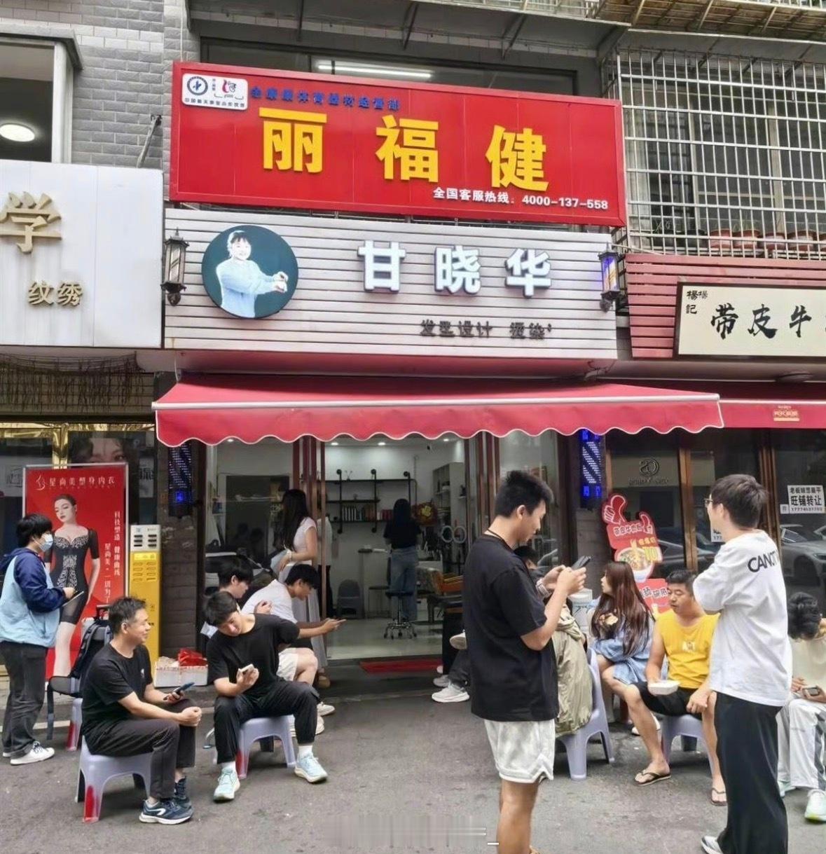 晓华理发店已没了爆火时的人潮“挖呀挖黄老师”、“10元咖啡阿姨”、“淄博鸭头小哥