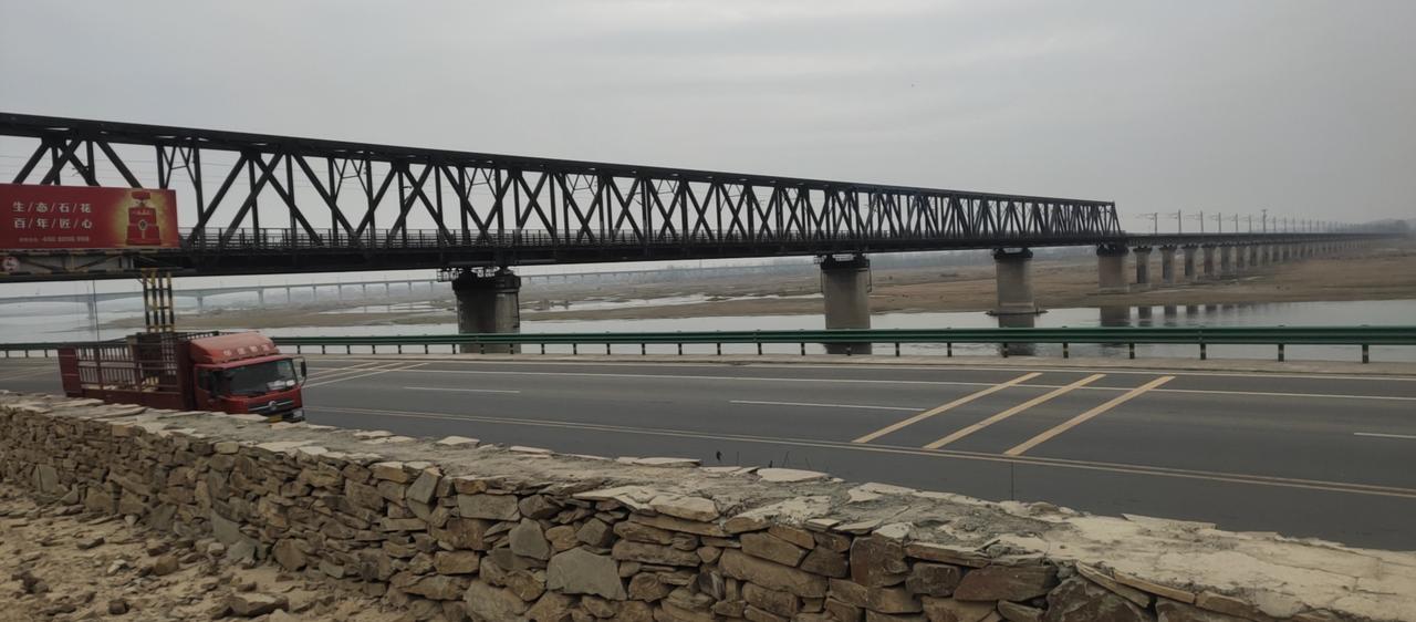 汉江两岸民声怨，近在咫尺难谋面。湖北省谷城县至湖北省襄阳市的省级国道约60公里