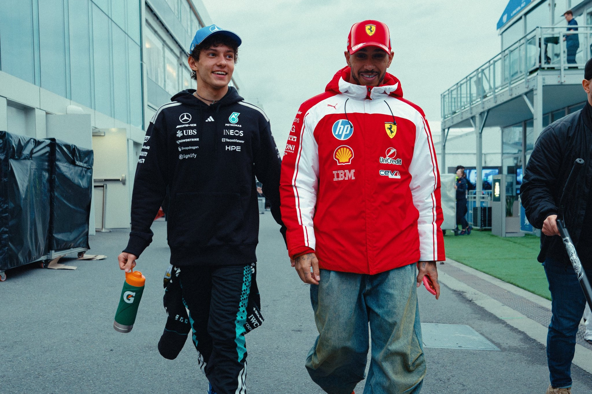 f1安东内利回应“未来是否加盟法拉利”的问题🇮🇹在周四的媒体日上，当被