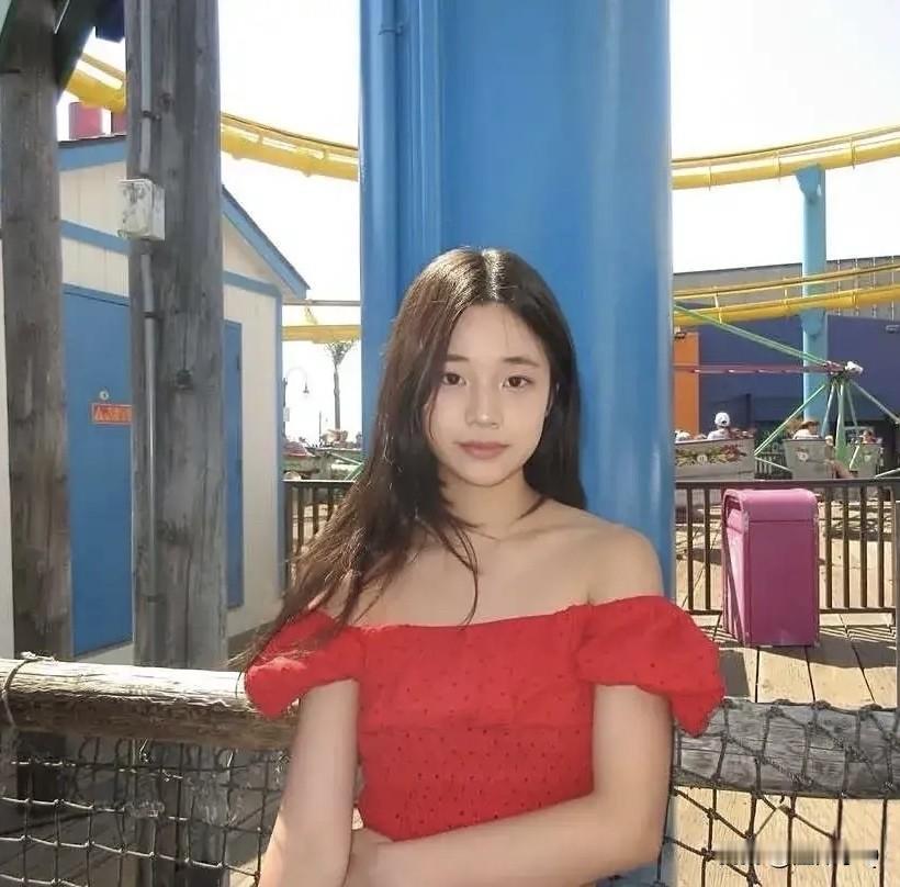 小S小女儿许老三晒旅游照，披着长发穿着一字肩，会打扮自己了。印象中她的性格是最像