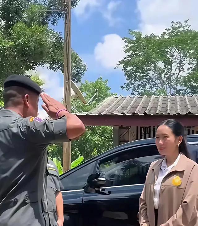 泰国总理佩通坦笑到了最后，佩通坦不顾生命危险，来到边境视察工作。万万没想到，佩通