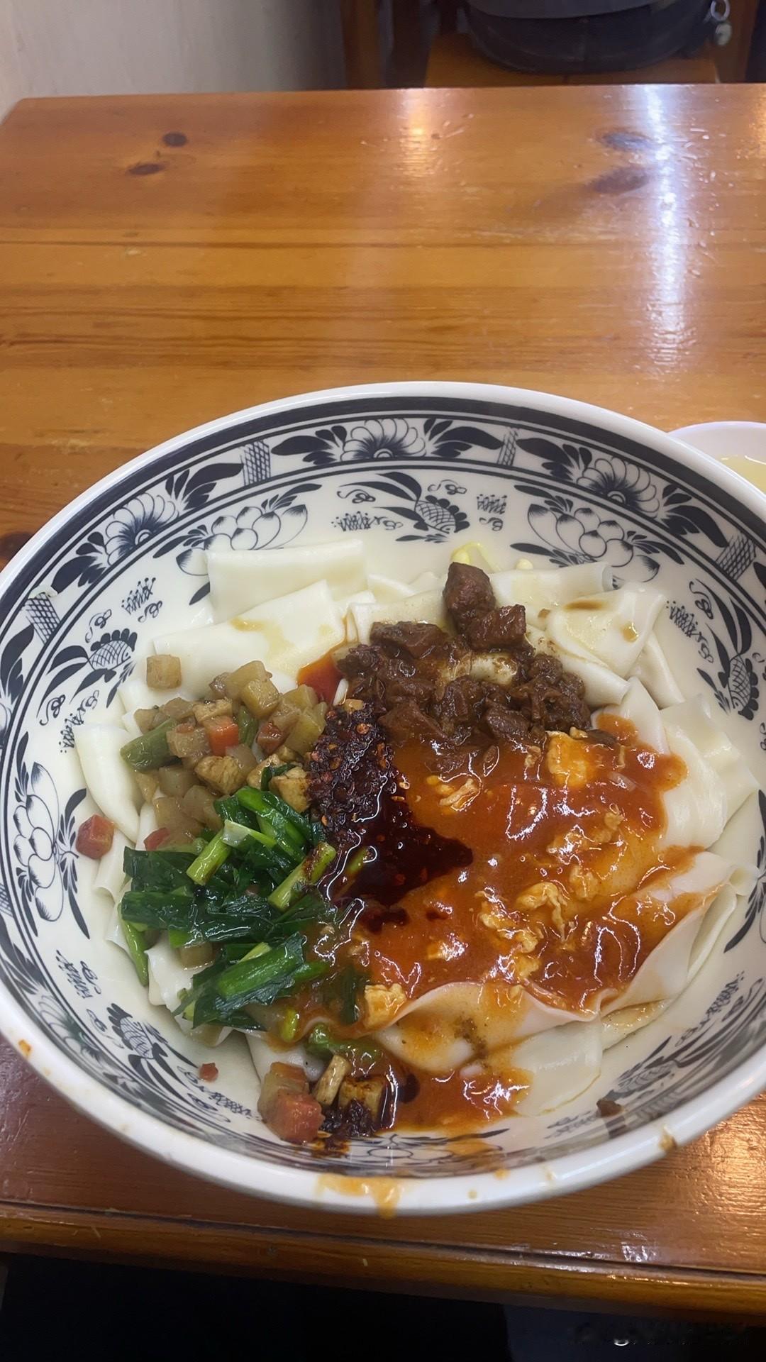 陕西人的中午饭，不用思考吃啥，直接进面馆，最多只需要思考吃哪种面就行[捂脸哭]陕西