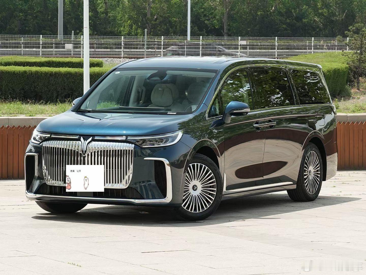 最新拿下岚图梦想家2025款PHEV四驱尊贵鲲鹏版指导价35.99万元