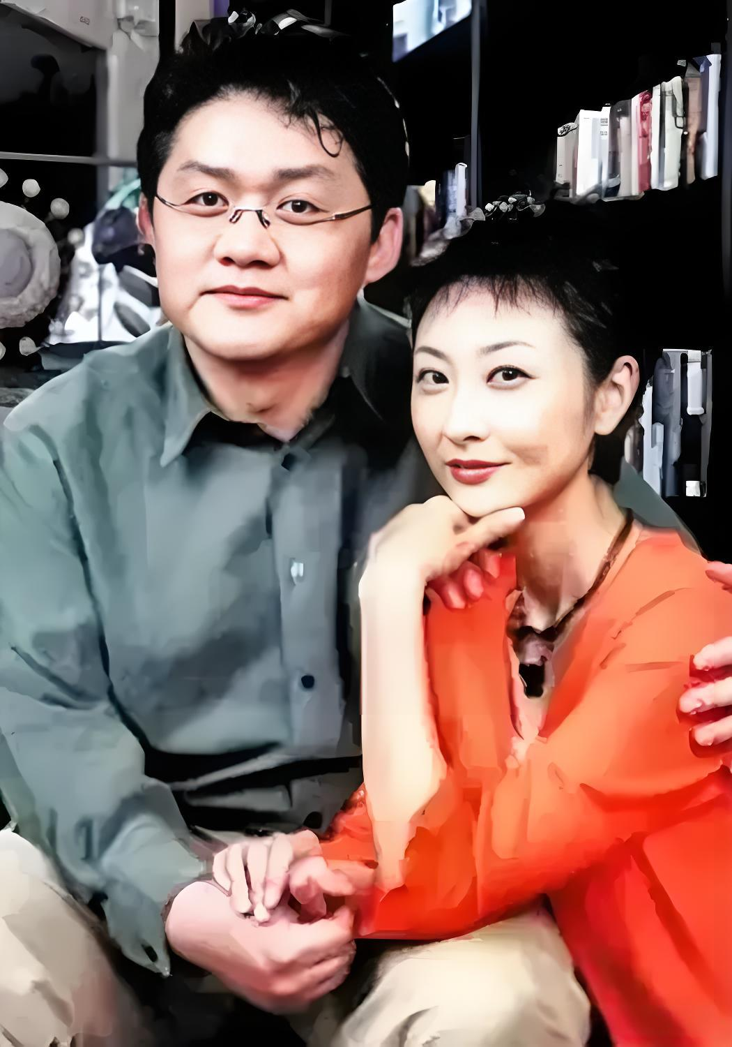 原来他俩是夫妻，而且都是央视主持人，郎才女貌，低调恩爱的夫妻。左边的男士，1