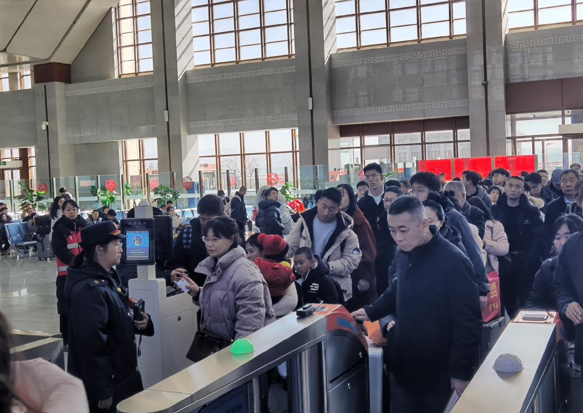 还真是这么回事儿！初二走的，拎着公文包，说是值班；初三走的，后备箱塞满茅台