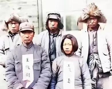 1937年12月，日军残忍地把他的双手固定在磨盘，并当着他和他妻子的面，对年仅四