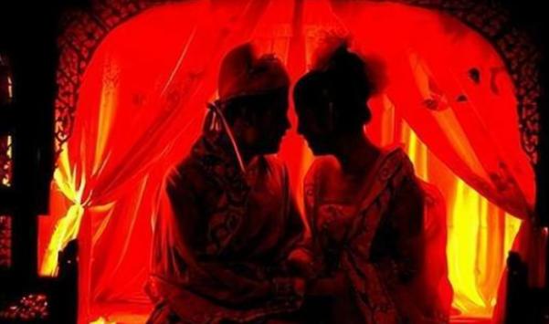 新婚夜时，新娘子妩媚地看着新郎说道：“妾听说你文采了得，今晚便出个上联，若对得出