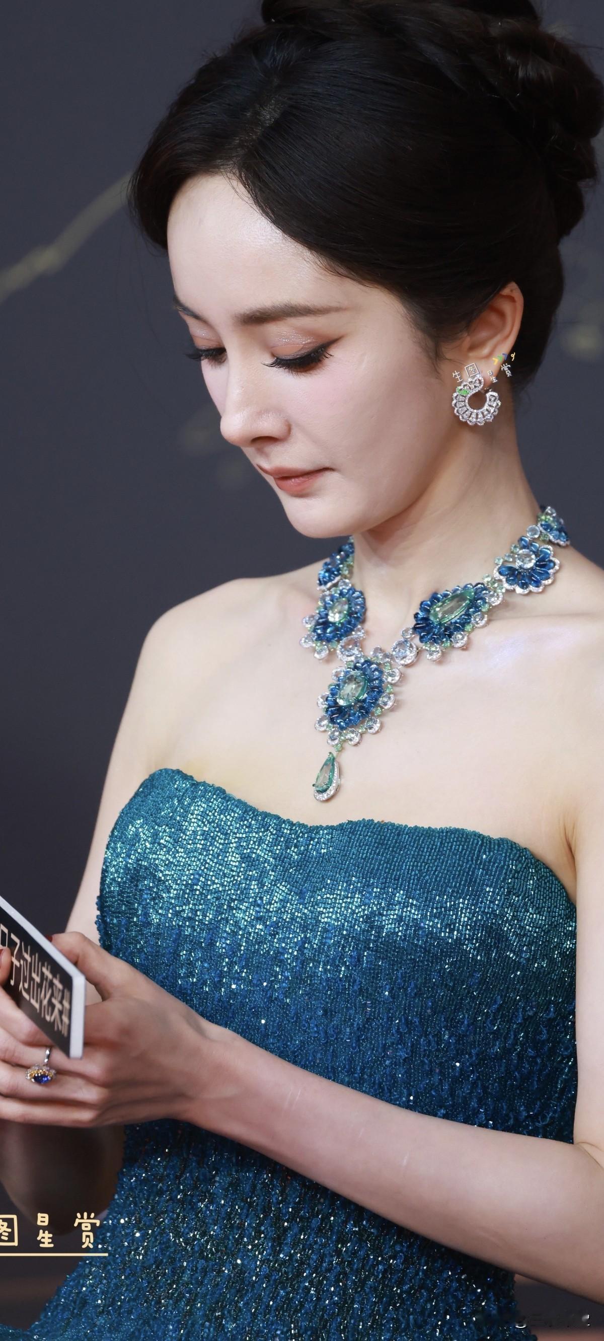 杨幂微博视界大会返图一抹蓝幂，权威美貌:这颜值，这身材，这气质，绝了！幂姐，你