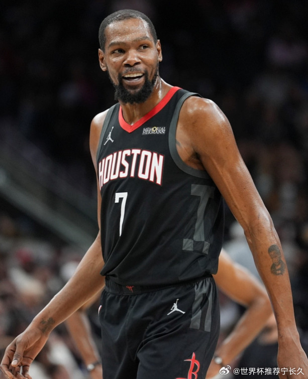 杜兰特已经打了70场，比大多数球员的出场数都要多：1、杜兰特——37岁，打了70