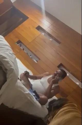 印度一高官不小心“露富”，莫迪废钞令沦为笑柄！这位身着背心吸烟打电话的男子，是