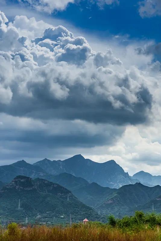上联:山高云作伴，下联你出地矮出庒稼