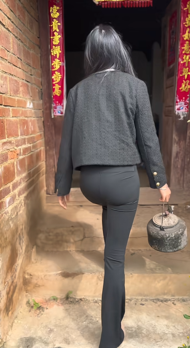 日子怎么可能和谁过都一样呢?有人弃你如敝履，有人视你如珍宝。