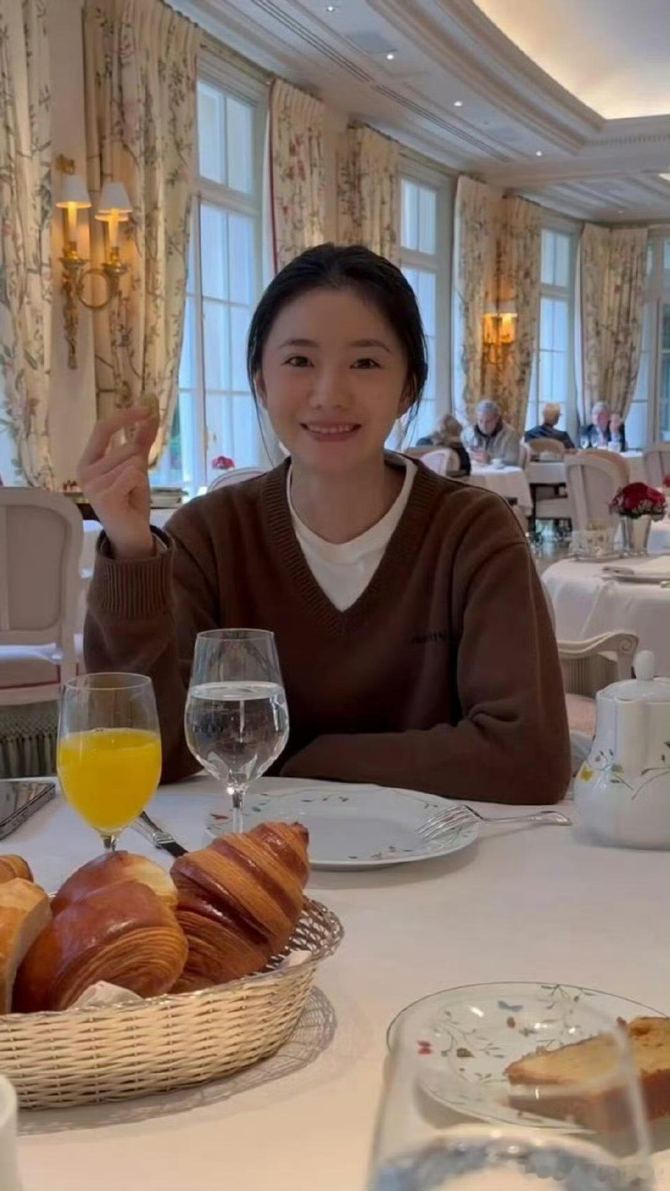 素颜的刘浩存美的好让人心动吧~刘浩存G社生图来啦，真的比精修还好看更灵动​​​