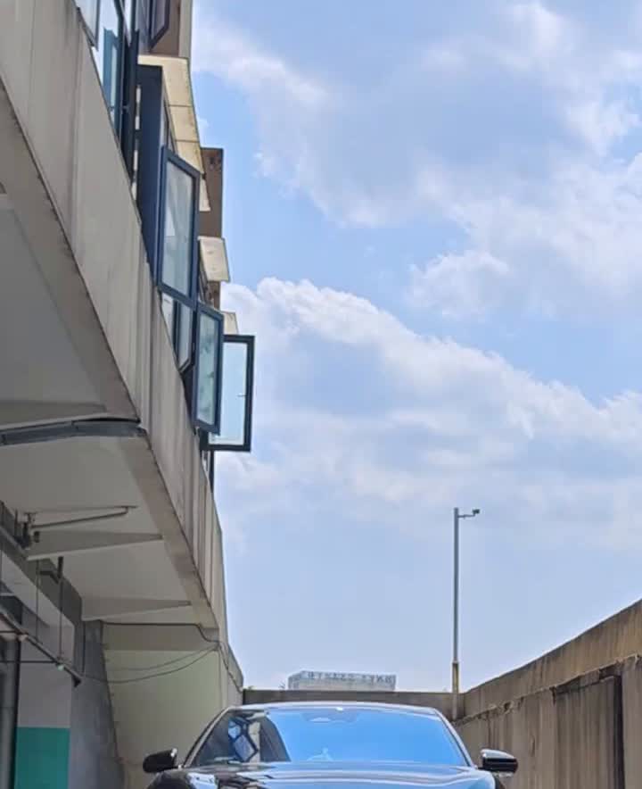 当比亚迪刹车失灵时怎么办？·当你踩下刹车踩不下去或者踩了没用的时候，赶紧手动