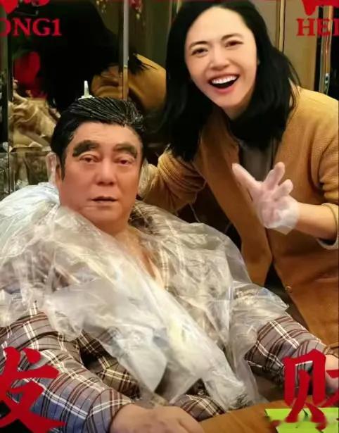 姚辉岩，是姚晨的父亲，他已年至七旬，但他相貌却神采奕奕。他的五官与姚晨长得极像，