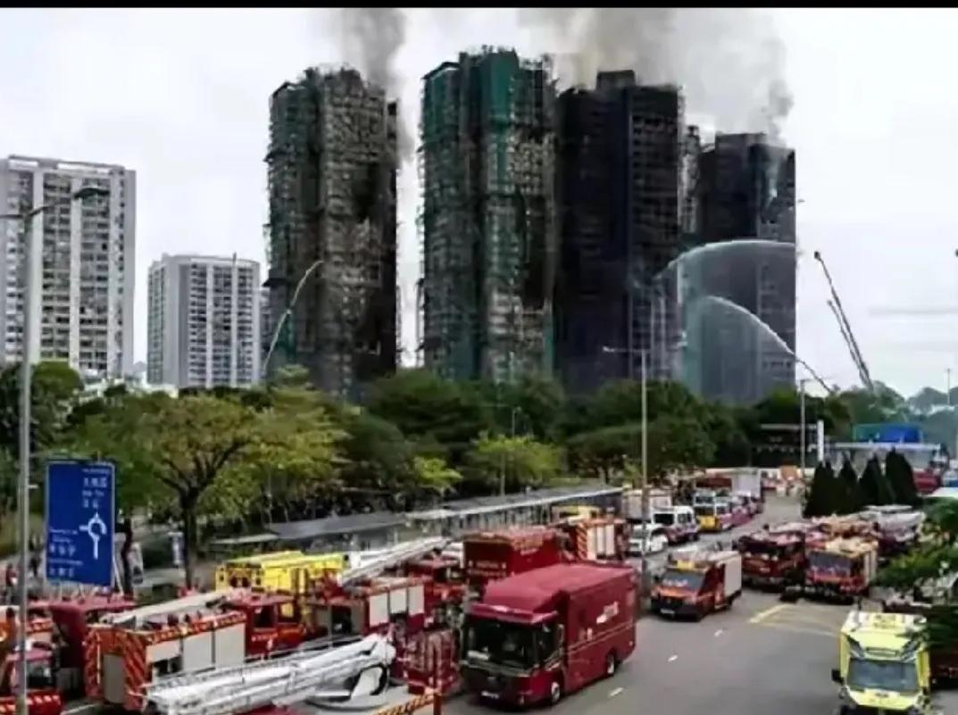 香港火灾中那位丈夫的遭遇太让人揪心了！发现着火后急忙下楼，却被火势封堵，返回房间