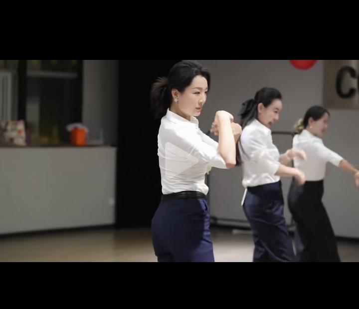 这段视频火了，但中间美女裤子上吊牌还在，不知道什么意思？