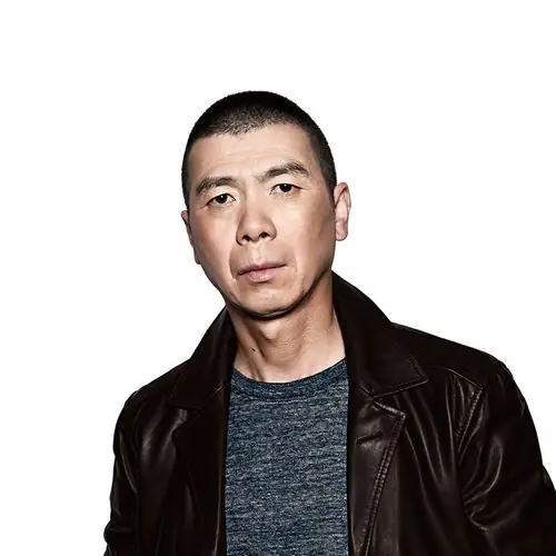 当年，冯小刚开着300万的豪车，回老家看望瘫痪多年的母亲，已经照顾母亲16年的姐