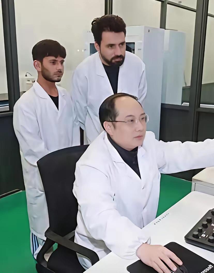 郭教授缔造了学历欺诈的历史郭伟身为大学教授、博士导师，学历却仅