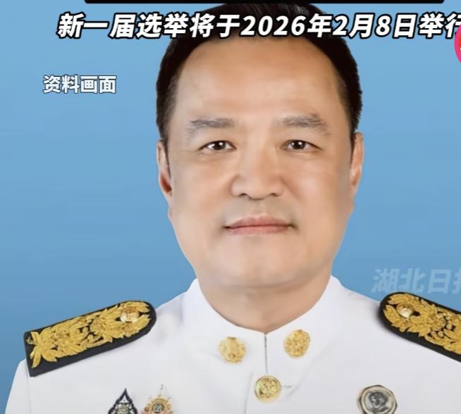 泰国政坛又炸开了锅12月24日这天，泰国看守总理阿努廷冷不丁甩出重磅消息，宣布