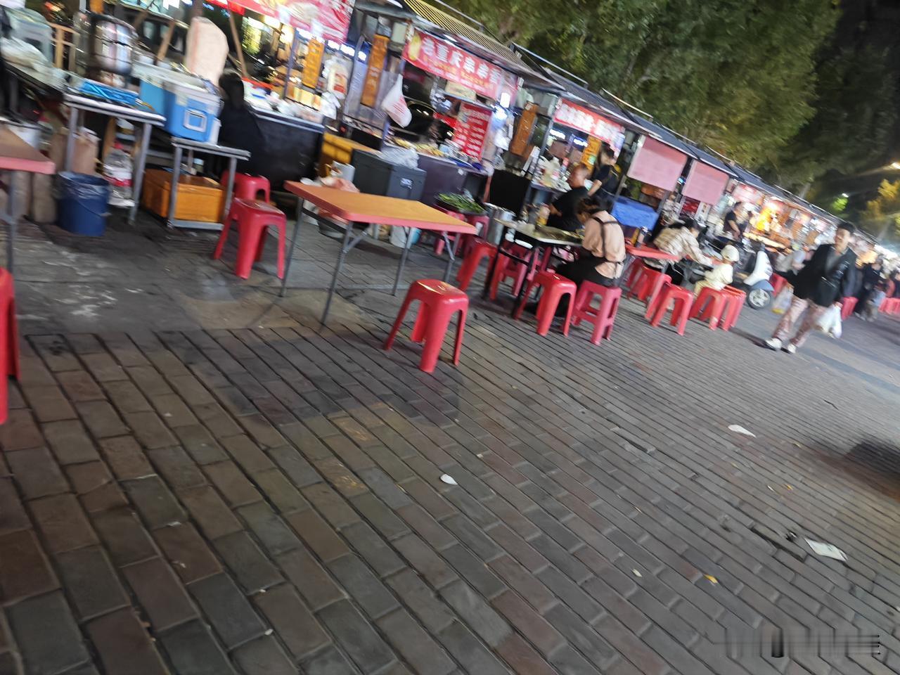 西安夜市看着热闹，为啥买东西的人越来越少？傍晚逛西安夜市，街上人来人往看着挺红