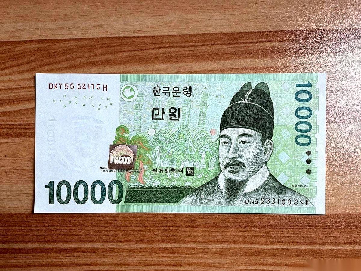 我那多年不见的老同学，往礼簿上塞了一张“一万块”的外币，转身就走了。留下我跟一
